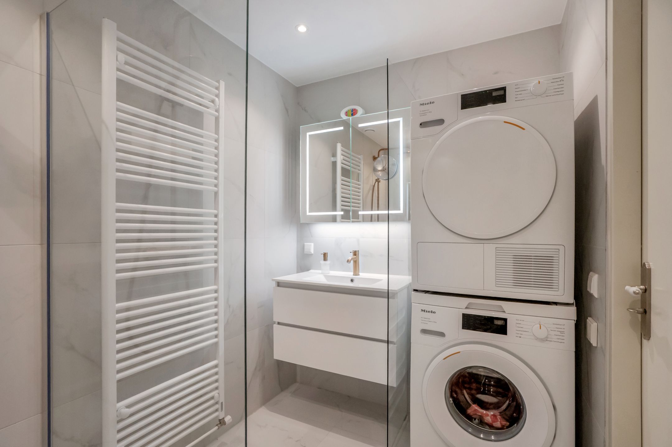 Modern 3-room apartment with balcony, roof terrace and parking in central The Hague — 24