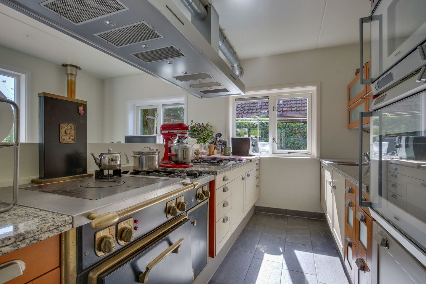 Charming detached 1930s home on spacious 945 m² plot with countryside views — 12