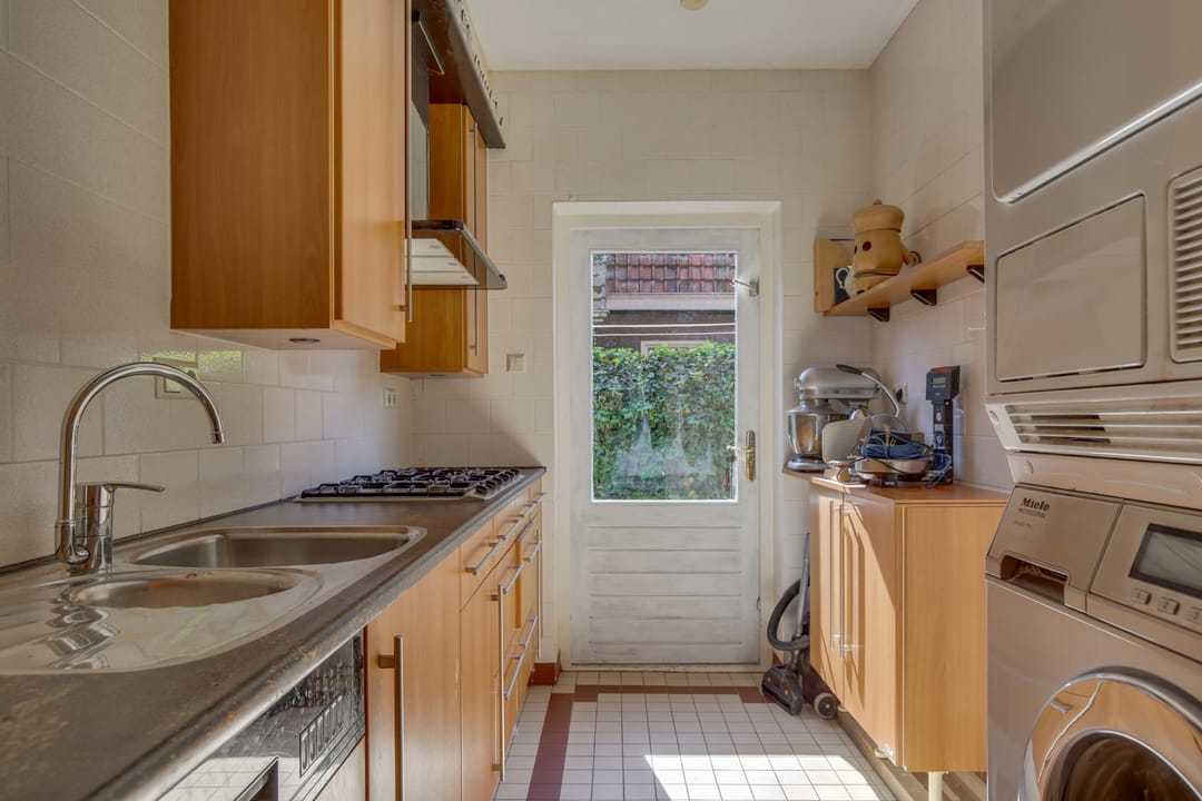 Charming detached 1930s home on spacious 945 m² plot with countryside views — 13