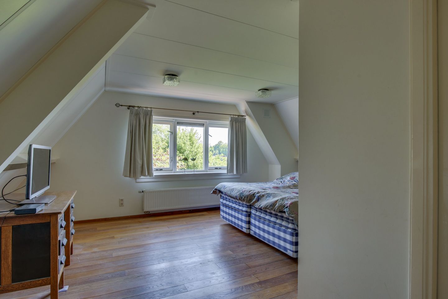Charming detached 1930s home on spacious 945 m² plot with countryside views — 18