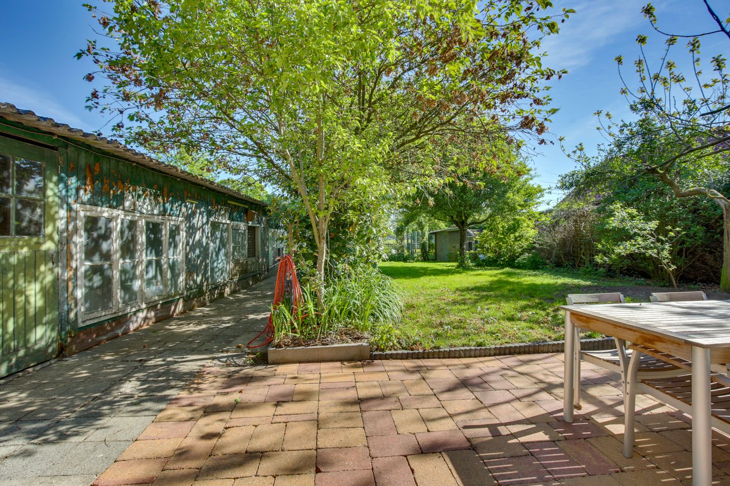 Charming detached 1930s home on spacious 945 m² plot with countryside views — 25
