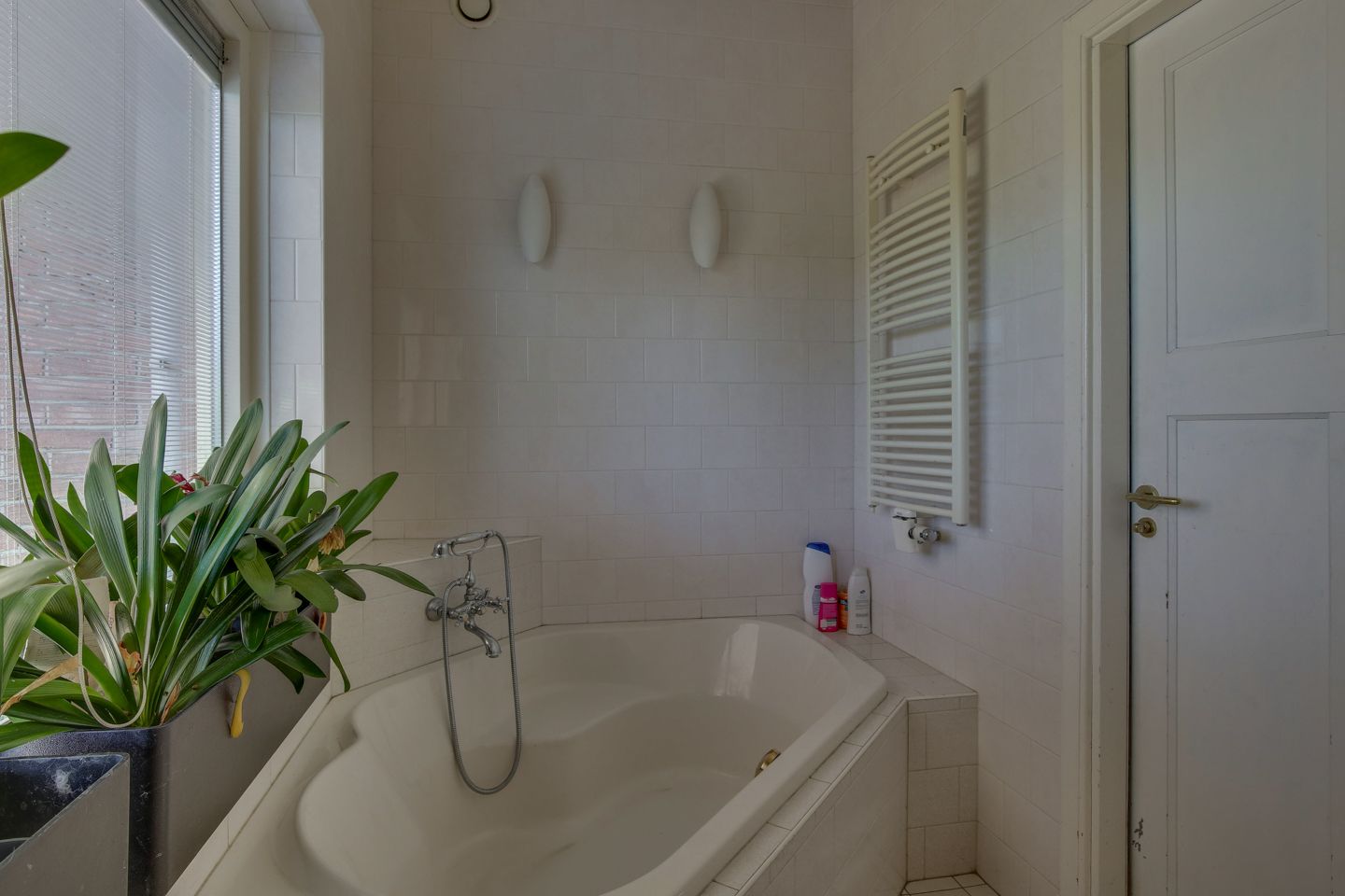 Charming detached 1930s home on spacious 945 m² plot with countryside views — 14