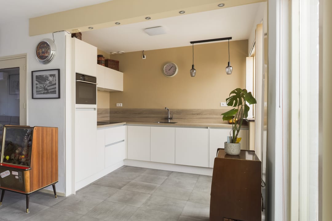 Comfortable Family Home with Modern Kitchen, Solar Panels and Covered Terrace — 13