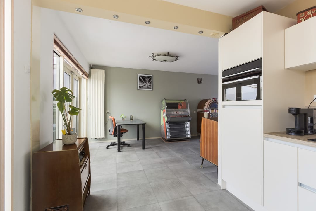 Comfortable Family Home with Modern Kitchen, Solar Panels and Covered Terrace — 16