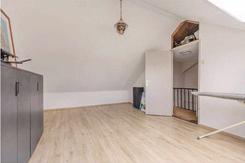 Spacious Family Home with Sunny Southwest Garden in Green Residential Area — 23
