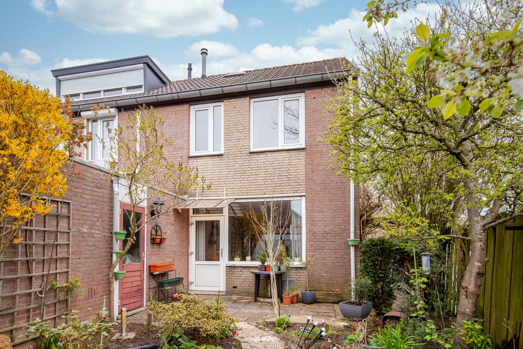Corner house with 3 bedrooms, parking and energy label B in Heerlen — 17
