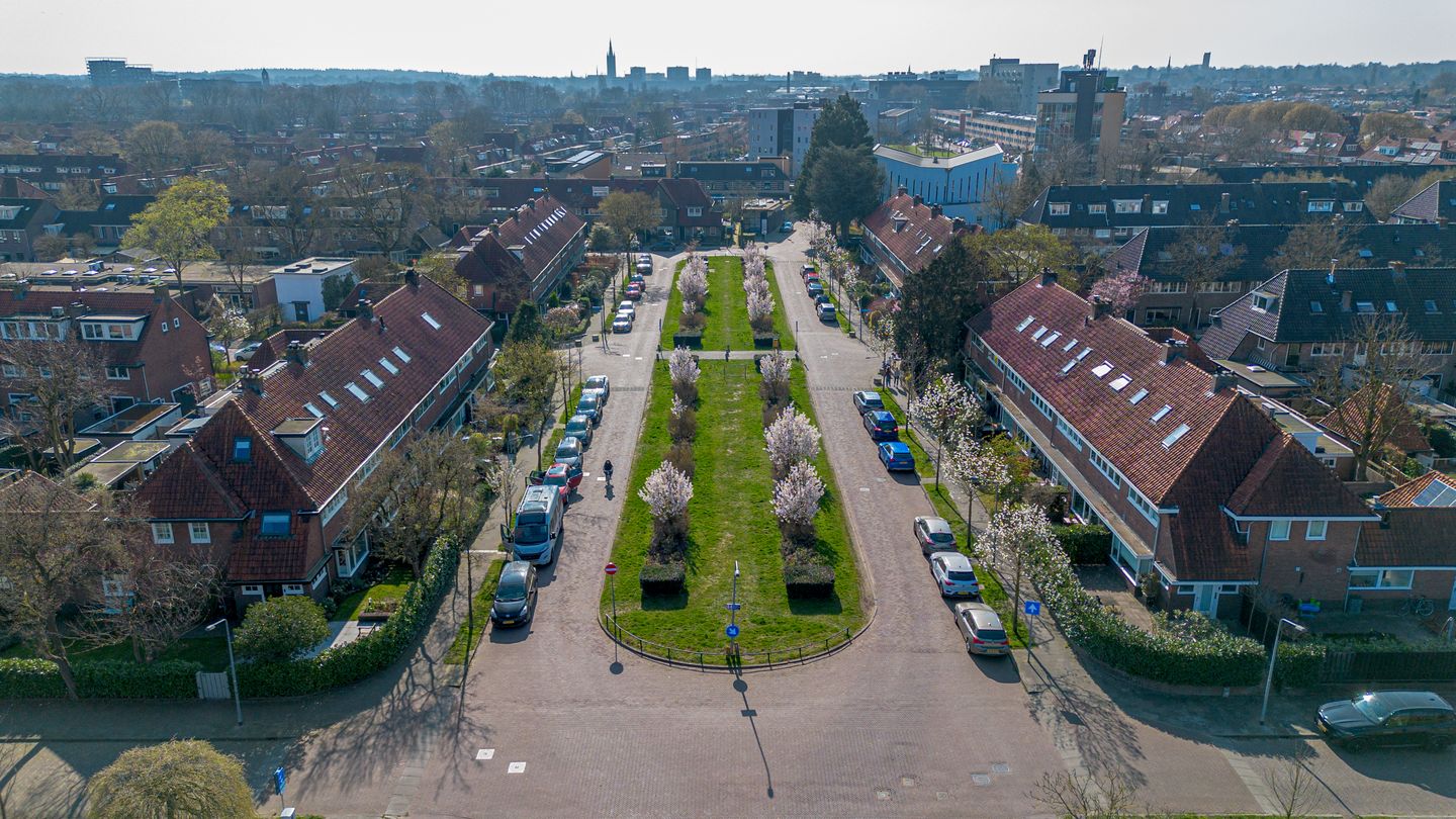 Spacious Terraced House with Renovation Potential in Hilversum's Astronomische Buurt — 19