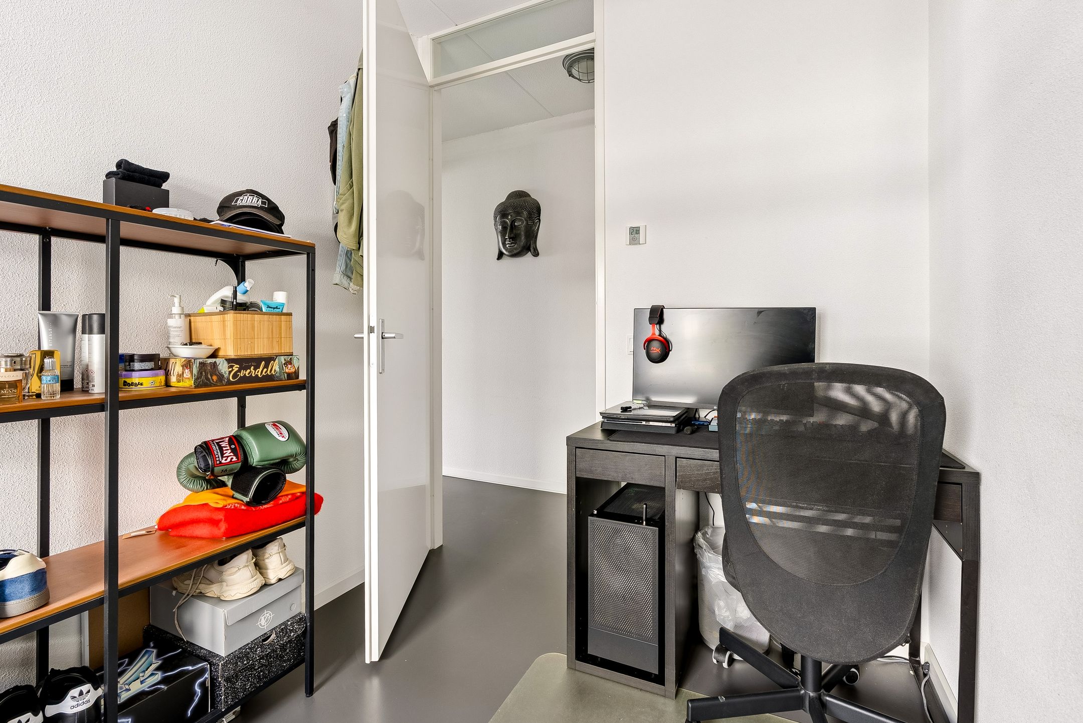 Modern 4-Room Apartment with Private Parking in Almere Poort — 28