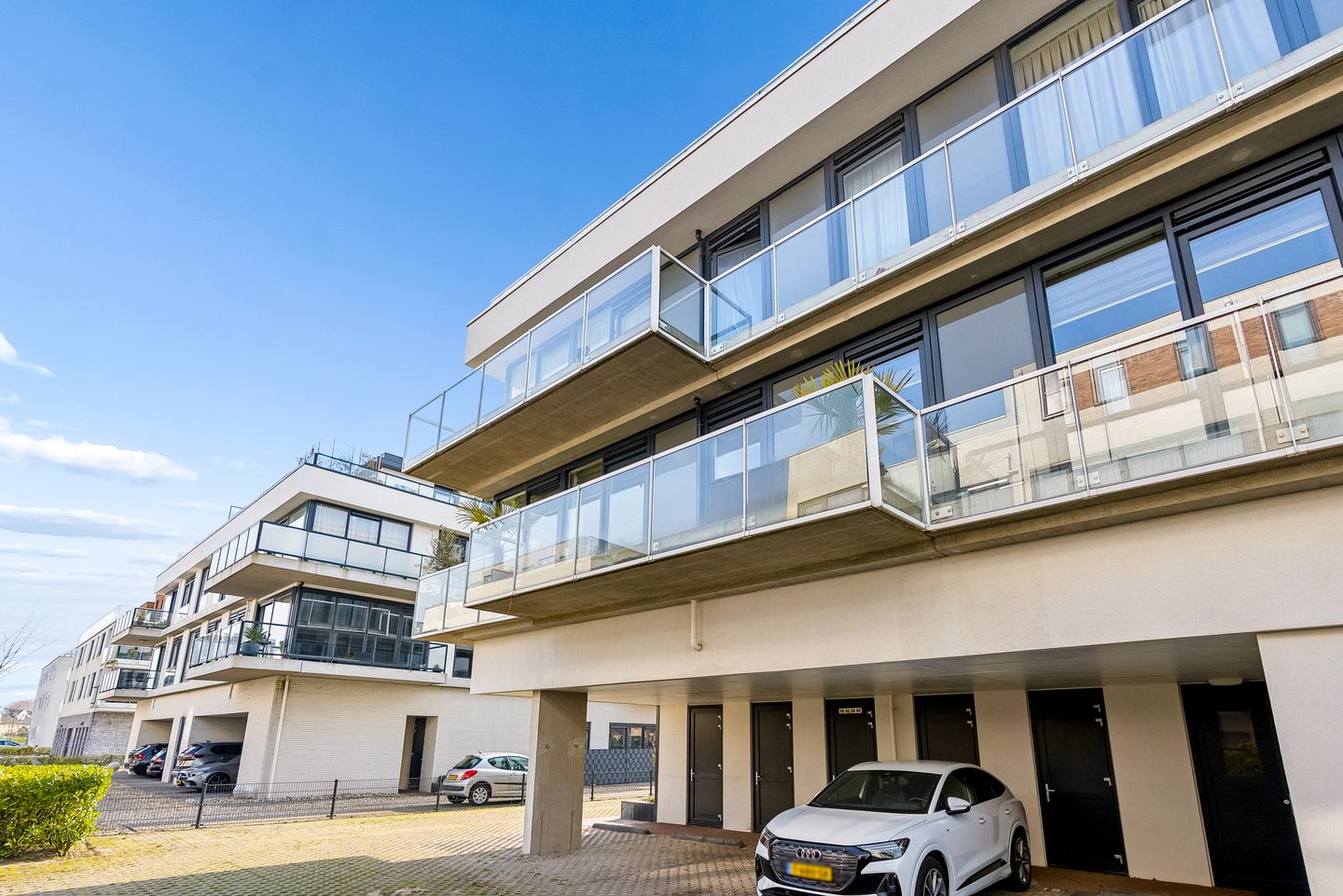Modern 4-Room Apartment with Private Parking in Almere Poort — 32