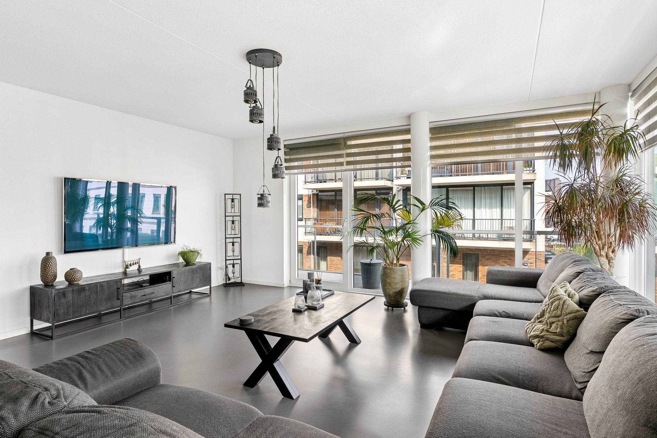 Modern 4-Room Apartment with Private Parking in Almere Poort — 12
