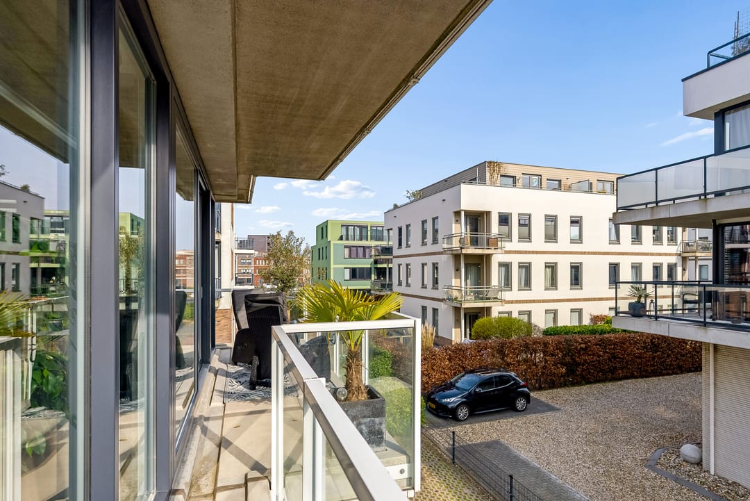 Modern 4-Room Apartment with Private Parking in Almere Poort — 16