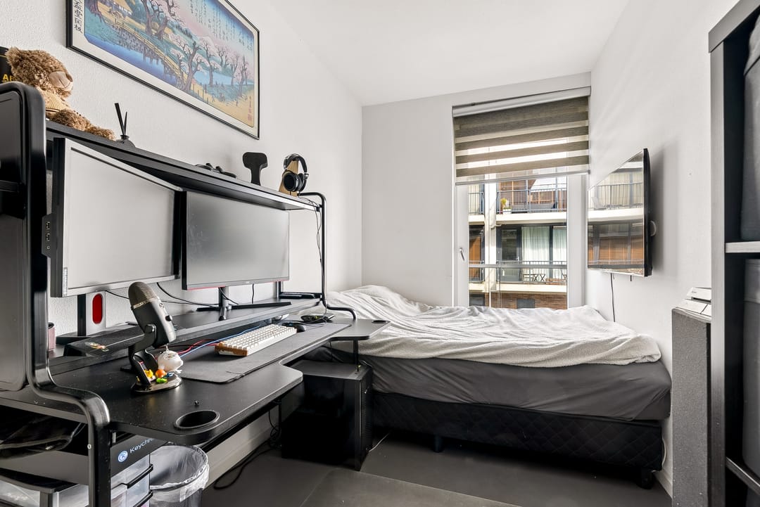 Modern 4-Room Apartment with Private Parking in Almere Poort — 29