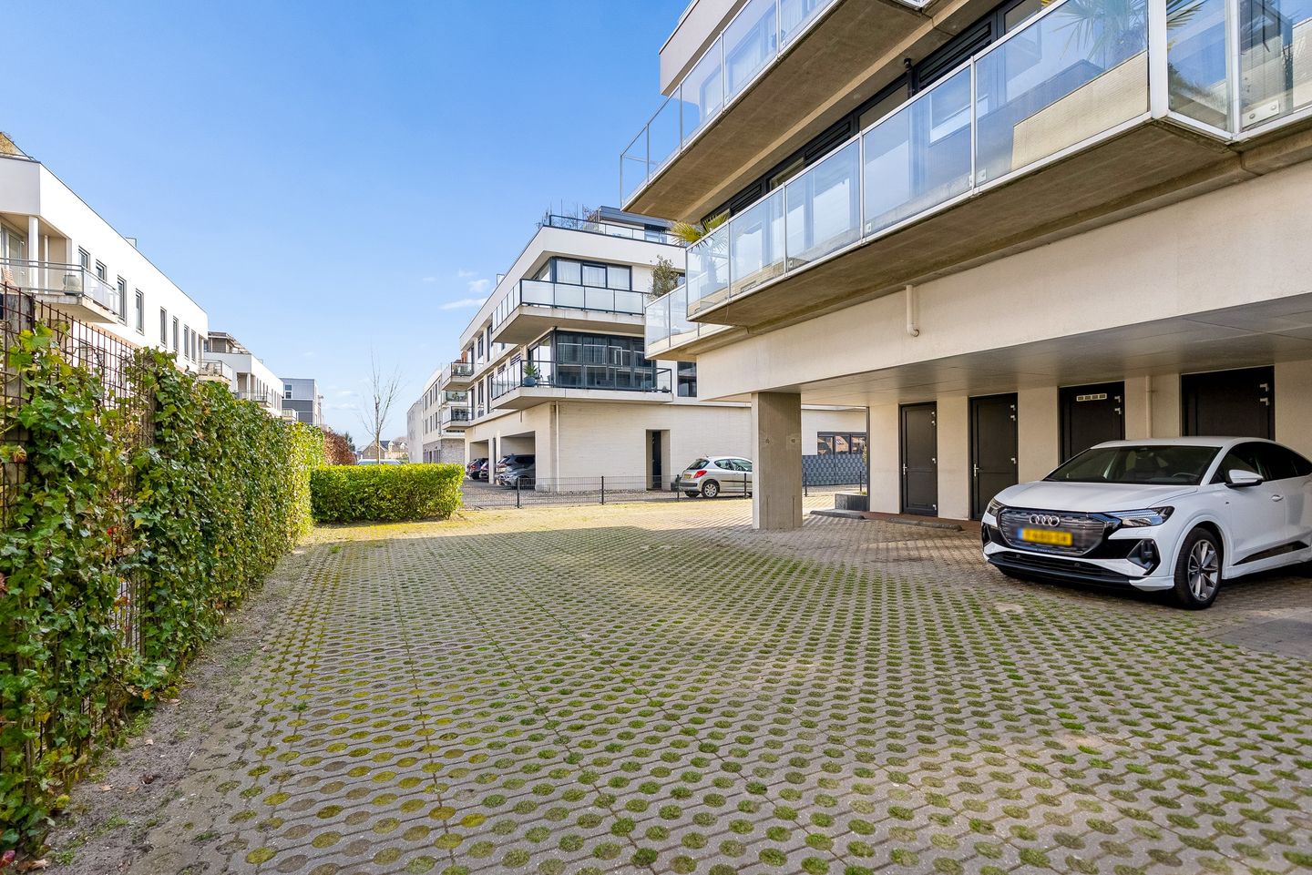 Modern 4-Room Apartment with Private Parking in Almere Poort — 33