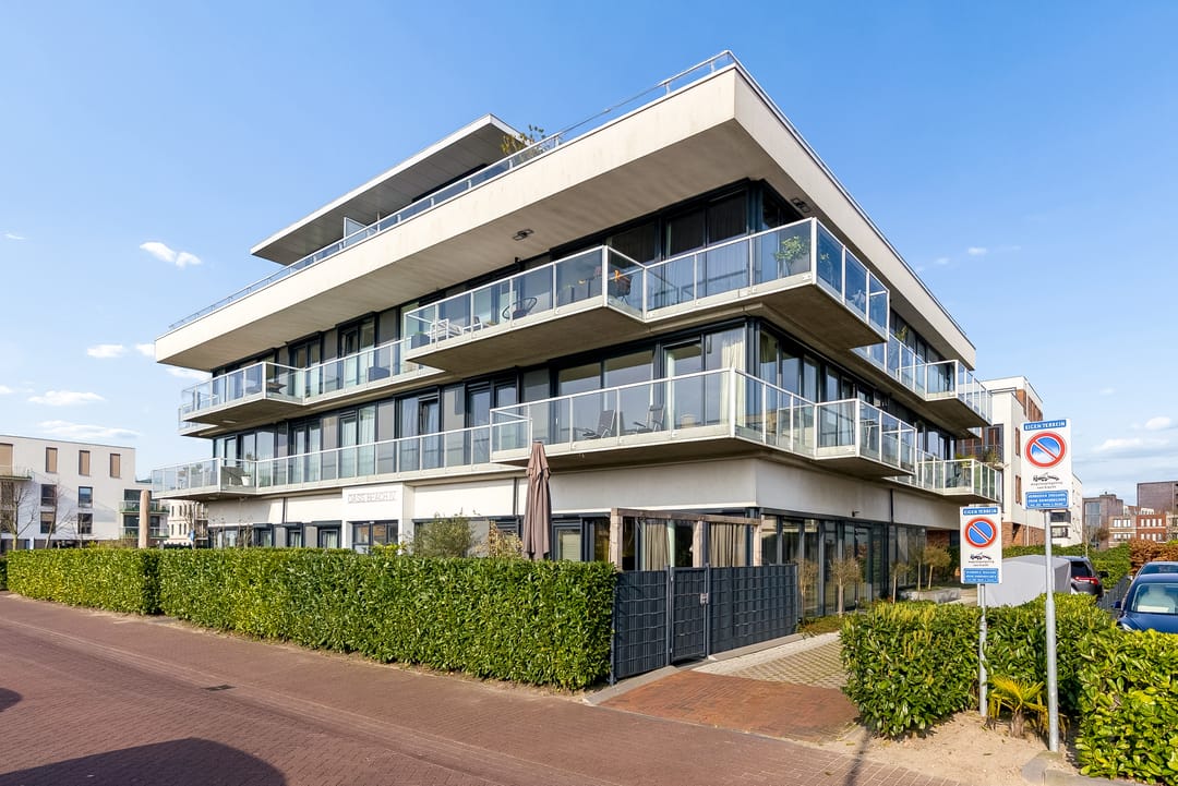 Modern 4-Room Apartment with Private Parking in Almere Poort — 35