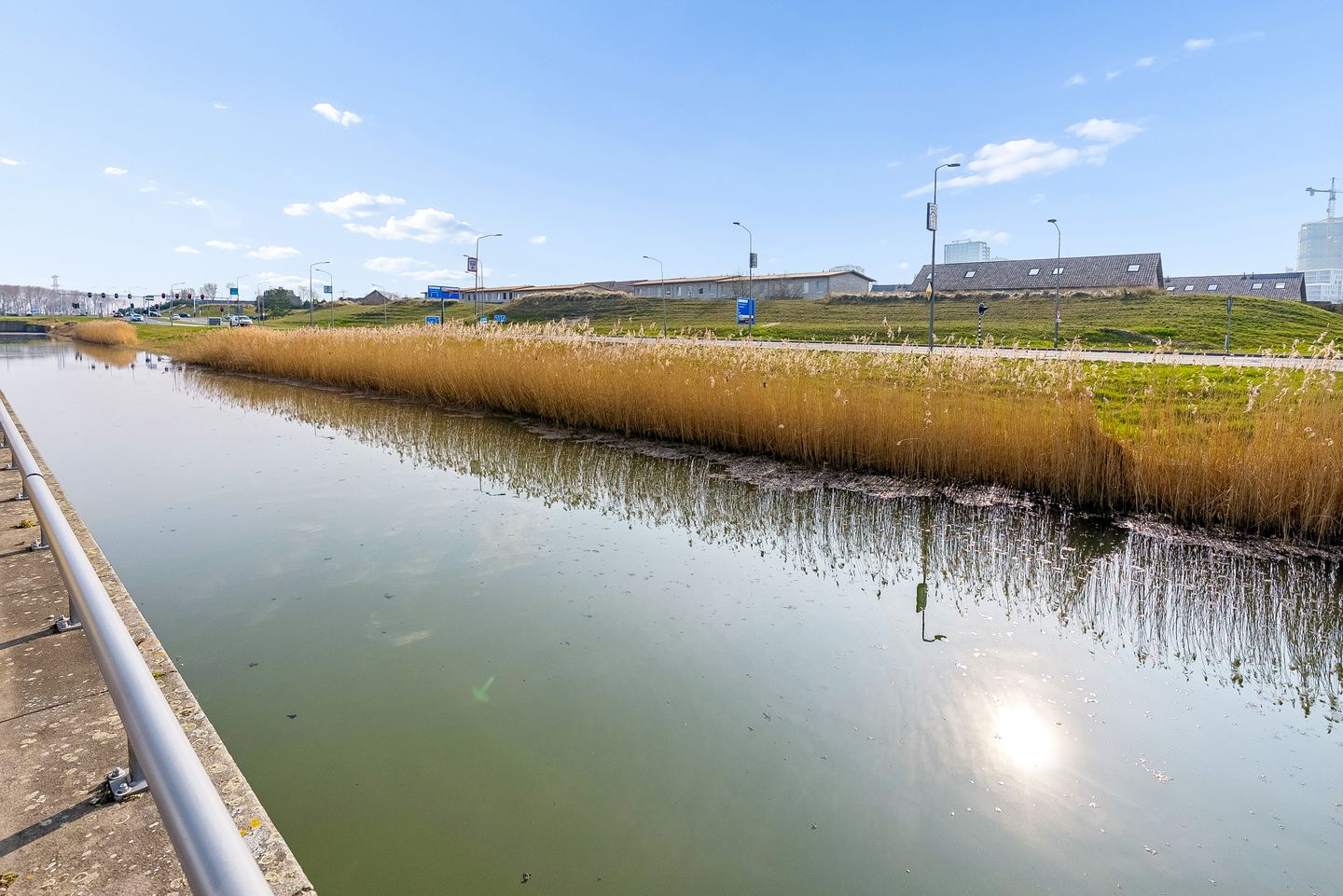 Modern 4-Room Apartment with Private Parking in Almere Poort — 38