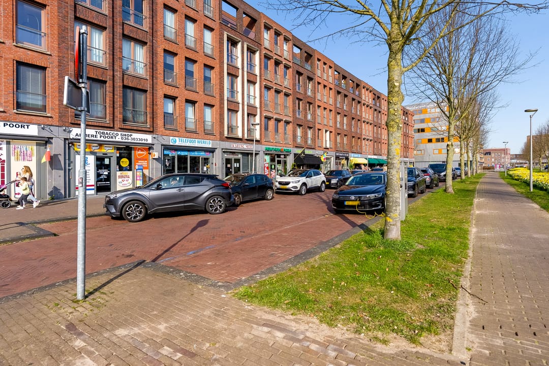 Modern 4-Room Apartment with Private Parking in Almere Poort — 39