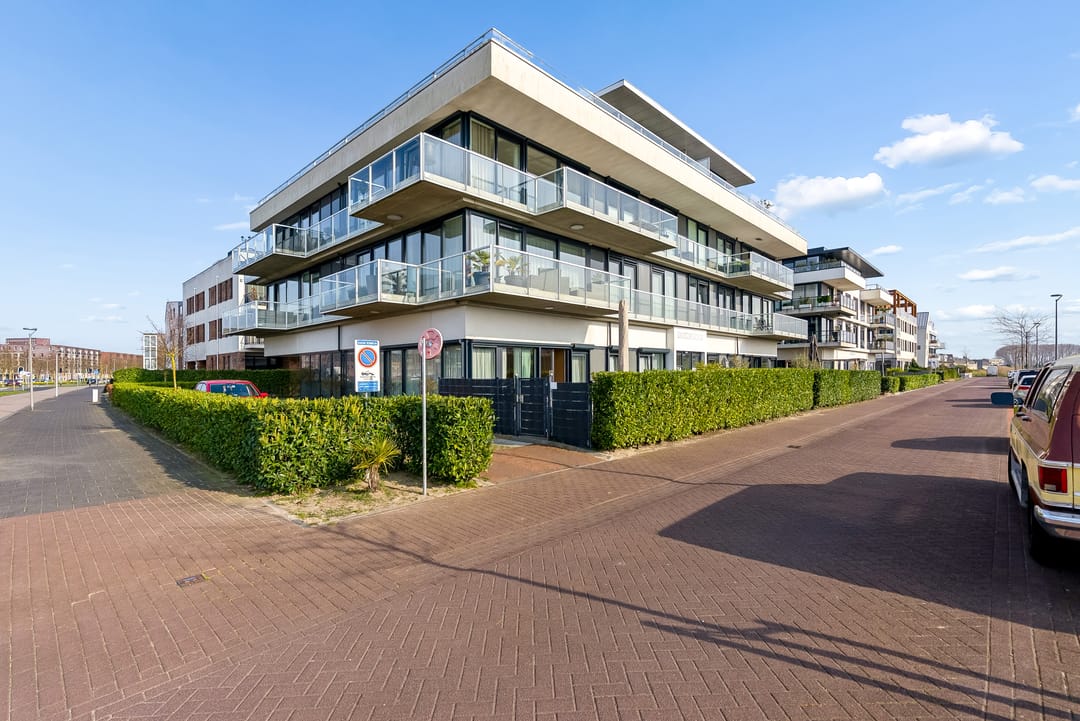 Modern 4-Room Apartment with Private Parking in Almere Poort — 36