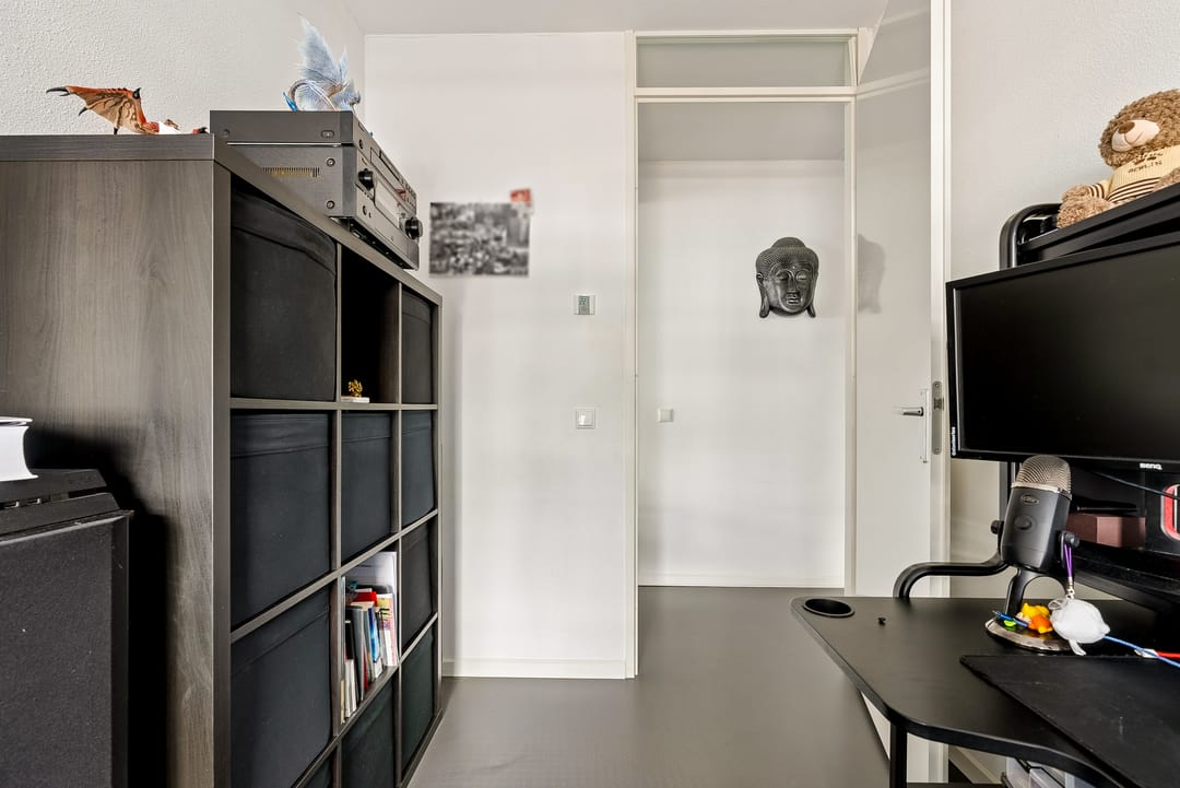 Modern 4-Room Apartment with Private Parking in Almere Poort — 30