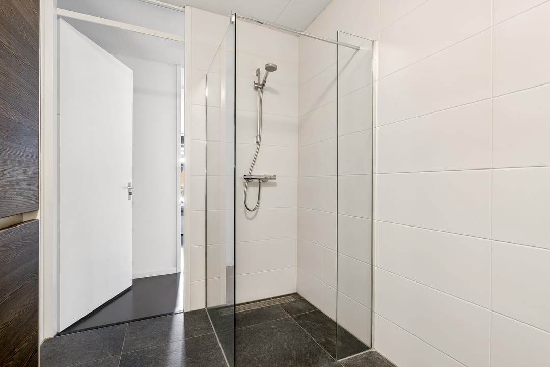 Modern 4-Room Apartment with Private Parking in Almere Poort — 26