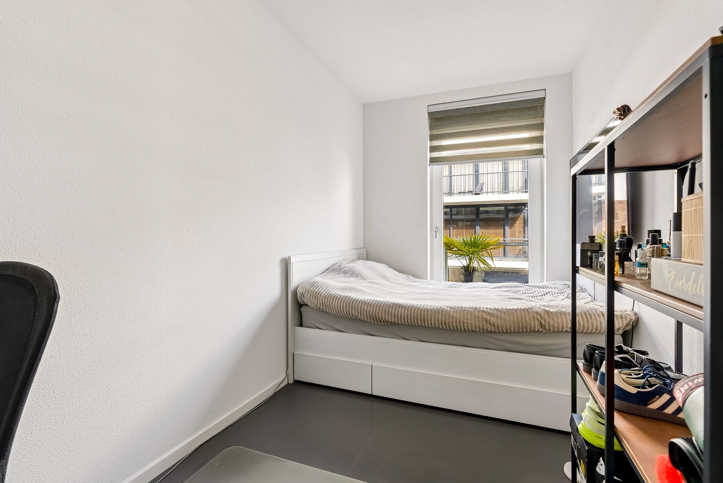 Modern 4-Room Apartment with Private Parking in Almere Poort — 27