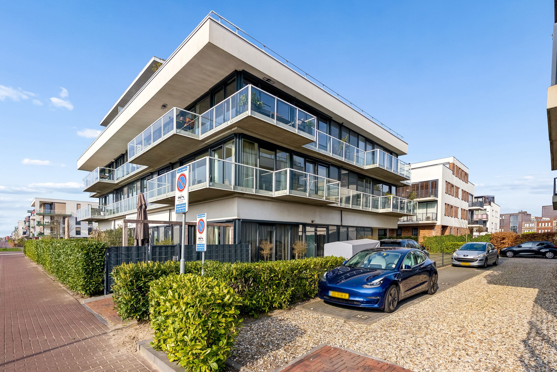 Modern 4-Room Apartment with Private Parking in Almere Poort — 31