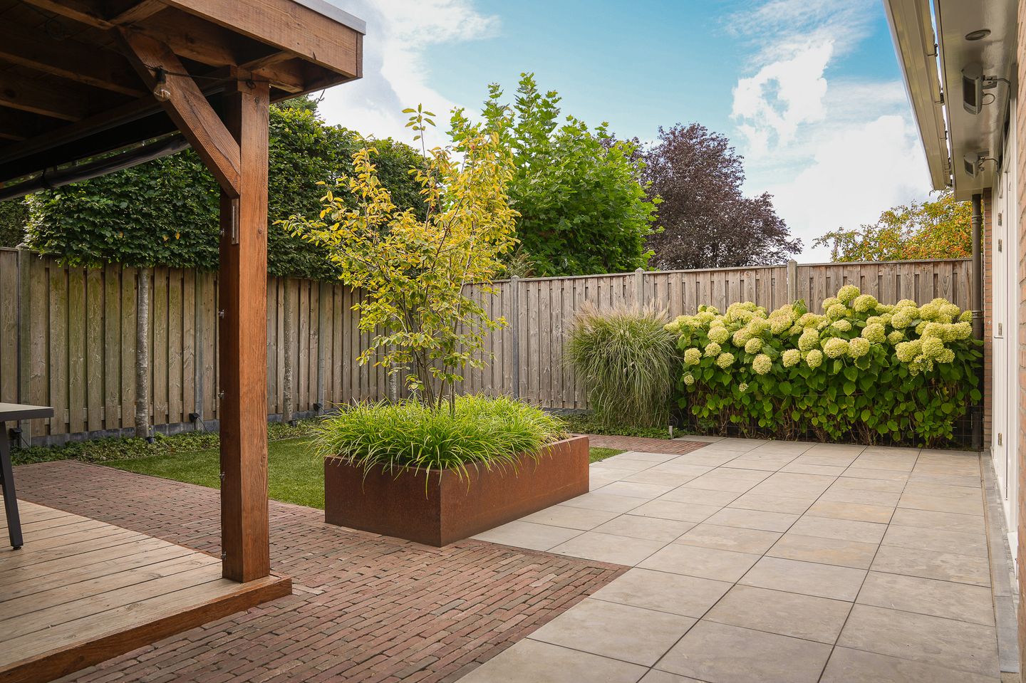 Modernized Semi-Detached Family Home with South-Facing Garden and Solar Panels — 33