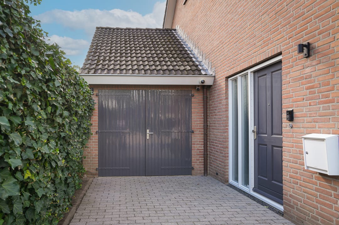 Modernized Semi-Detached Family Home with South-Facing Garden and Solar Panels — 39