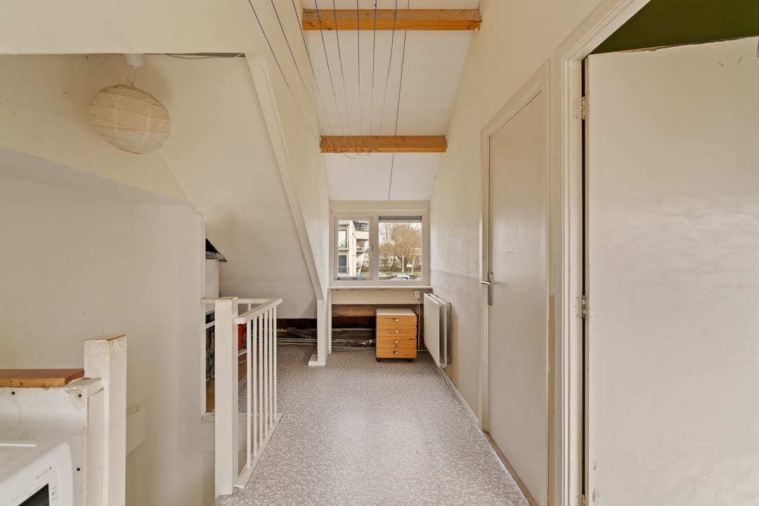 Spacious Family Home with Five Bedrooms in Rotterdam Het Lage Land — 22