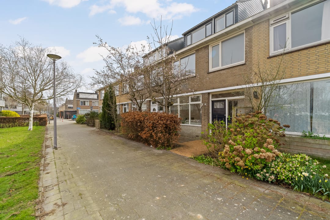 Spacious Family Home with Five Bedrooms in Rotterdam Het Lage Land — 28