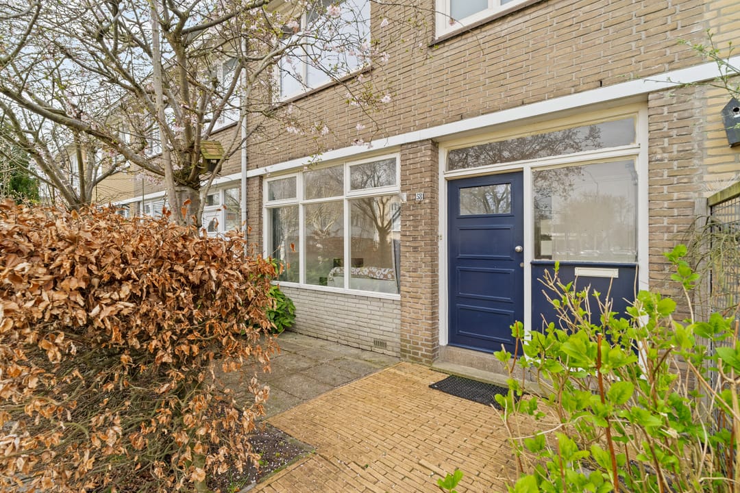 Spacious Family Home with Five Bedrooms in Rotterdam Het Lage Land — 26