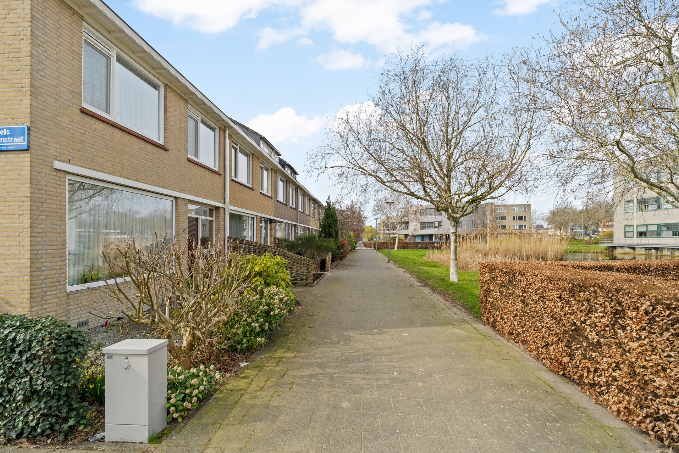 Spacious Family Home with Five Bedrooms in Rotterdam Het Lage Land — 27