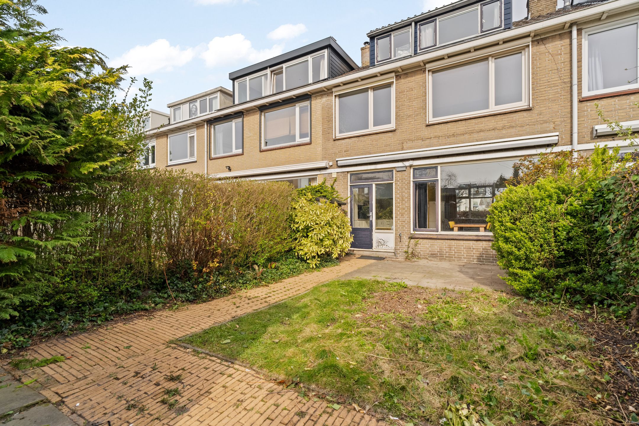 Spacious Family Home with Five Bedrooms in Rotterdam Het Lage Land — 30