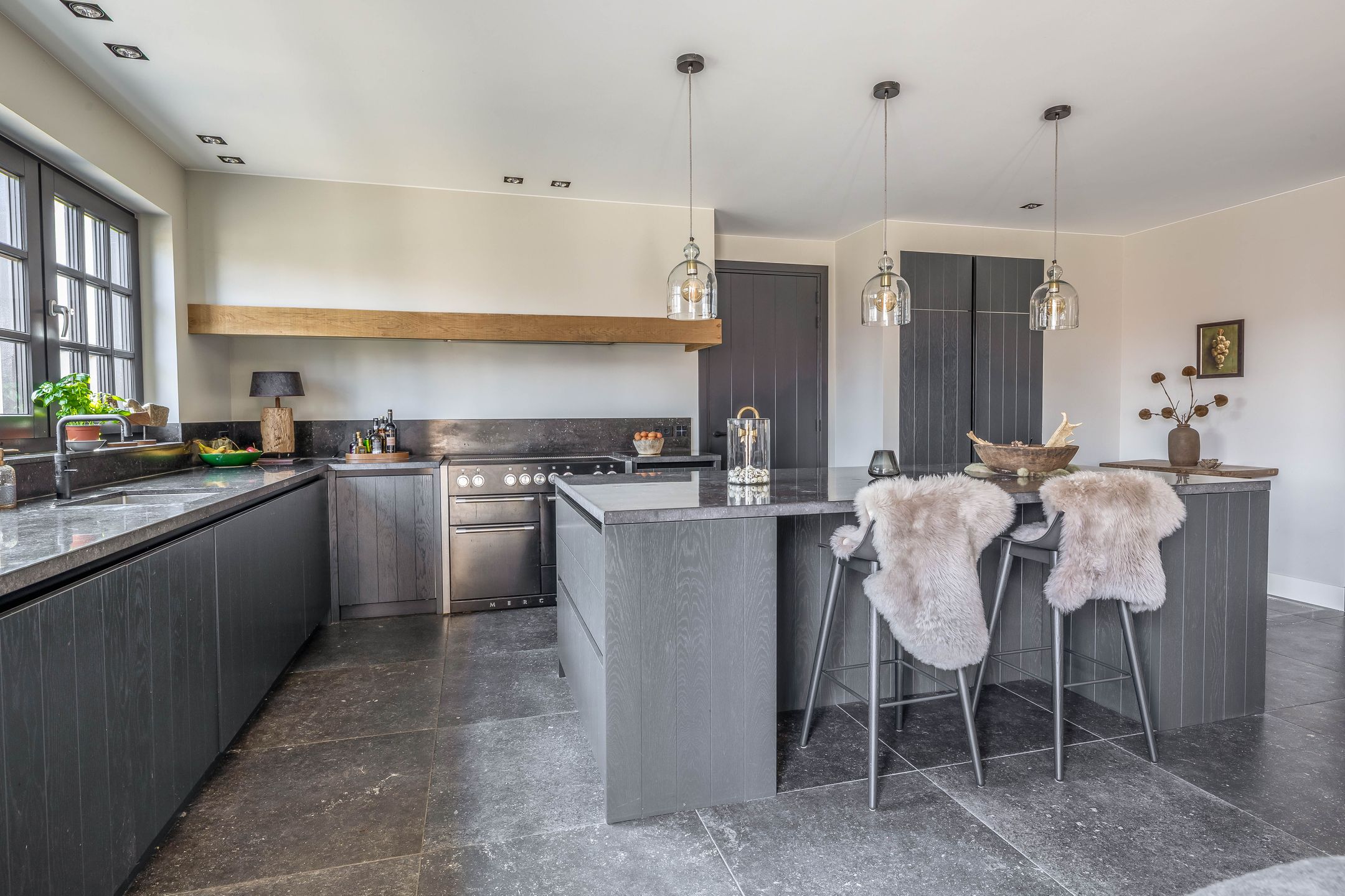 Luxury Villa-Style Farmhouse with Guest Accommodation and Swimming Pond in Helmond — 22