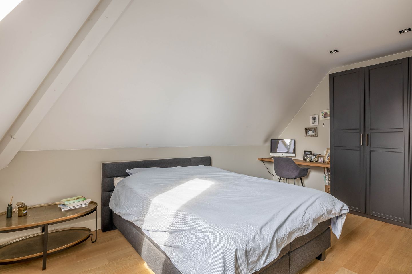 Luxury Villa-Style Farmhouse with Guest Accommodation and Swimming Pond in Helmond — 46