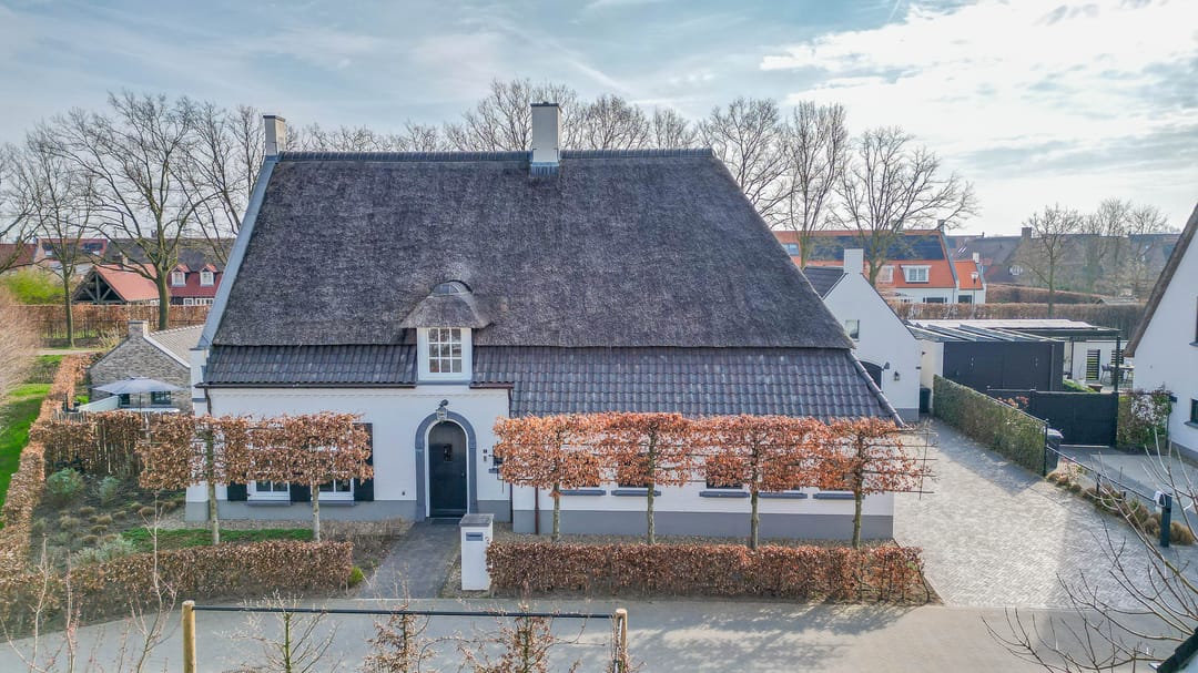 Luxe villa-stijl boerderij met gastenverblijf en zwemvijver in Helmond