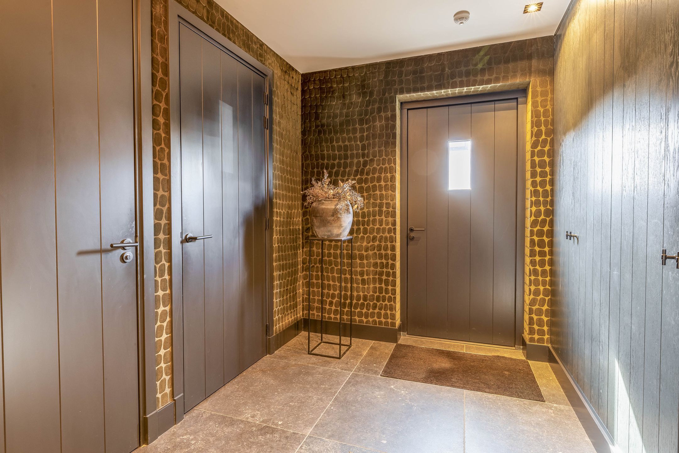 Luxury Villa-Style Farmhouse with Guest Accommodation and Swimming Pond in Helmond — 30