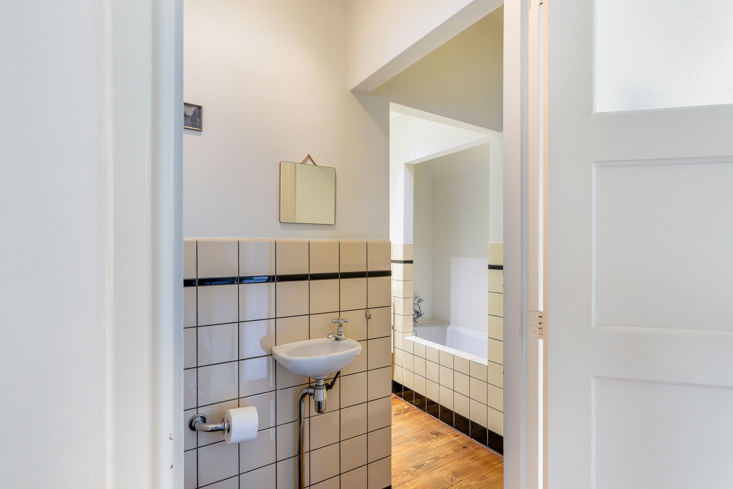 Spacious 1930s Ground Floor Apartment with Deep Garden in Rotterdam Oude Westen — 22
