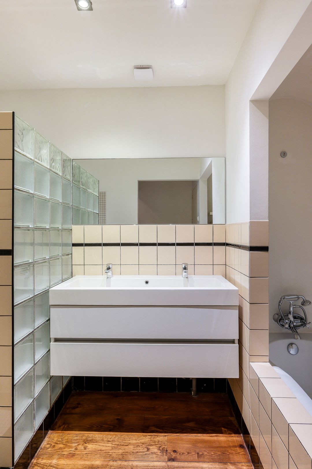 Spacious 1930s Ground Floor Apartment with Deep Garden in Rotterdam Oude Westen — 25
