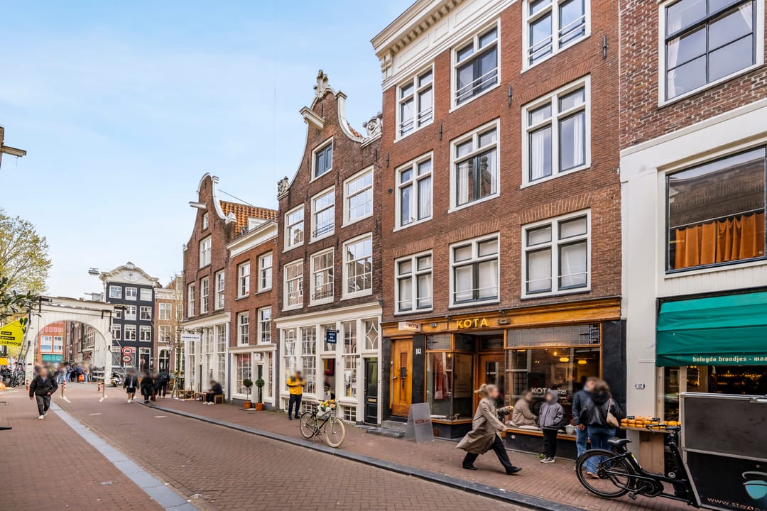 Charming 18th-century canal district apartment with no upstairs neighbors — 23