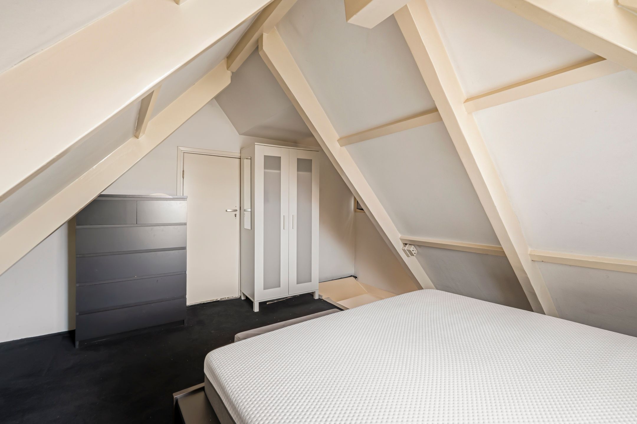 Charming 18th-century canal district apartment with no upstairs neighbors — 15