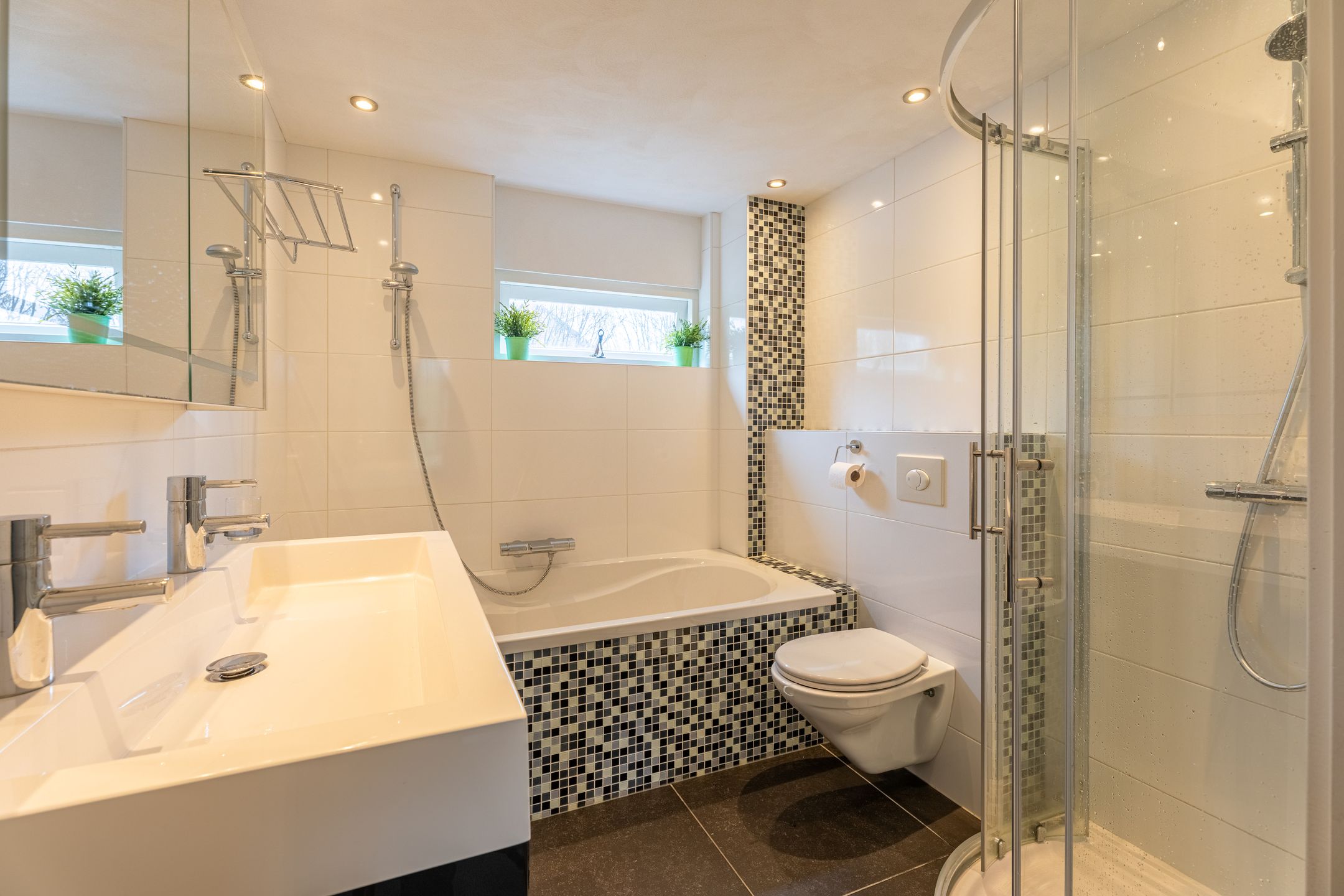 Spacious Family Home with Five Bedrooms in Child-Friendly Oegstgeest Neighborhood — 21