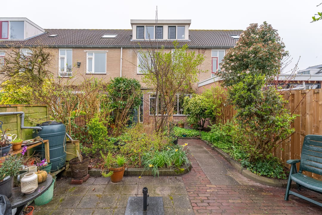 Spacious Family Home with Five Bedrooms in Child-Friendly Oegstgeest Neighborhood — 32