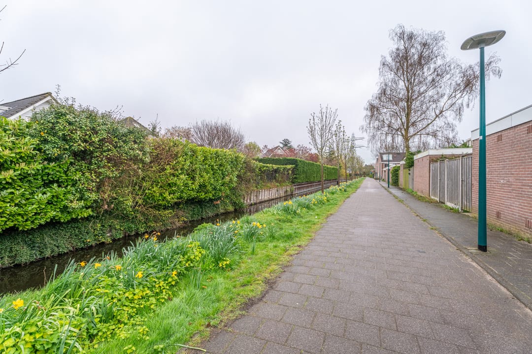 Spacious Family Home with Five Bedrooms in Child-Friendly Oegstgeest Neighborhood — 37
