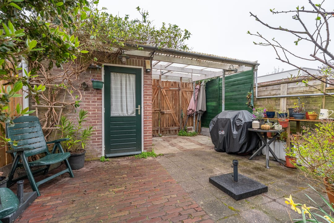 Spacious Family Home with Five Bedrooms in Child-Friendly Oegstgeest Neighborhood — 31