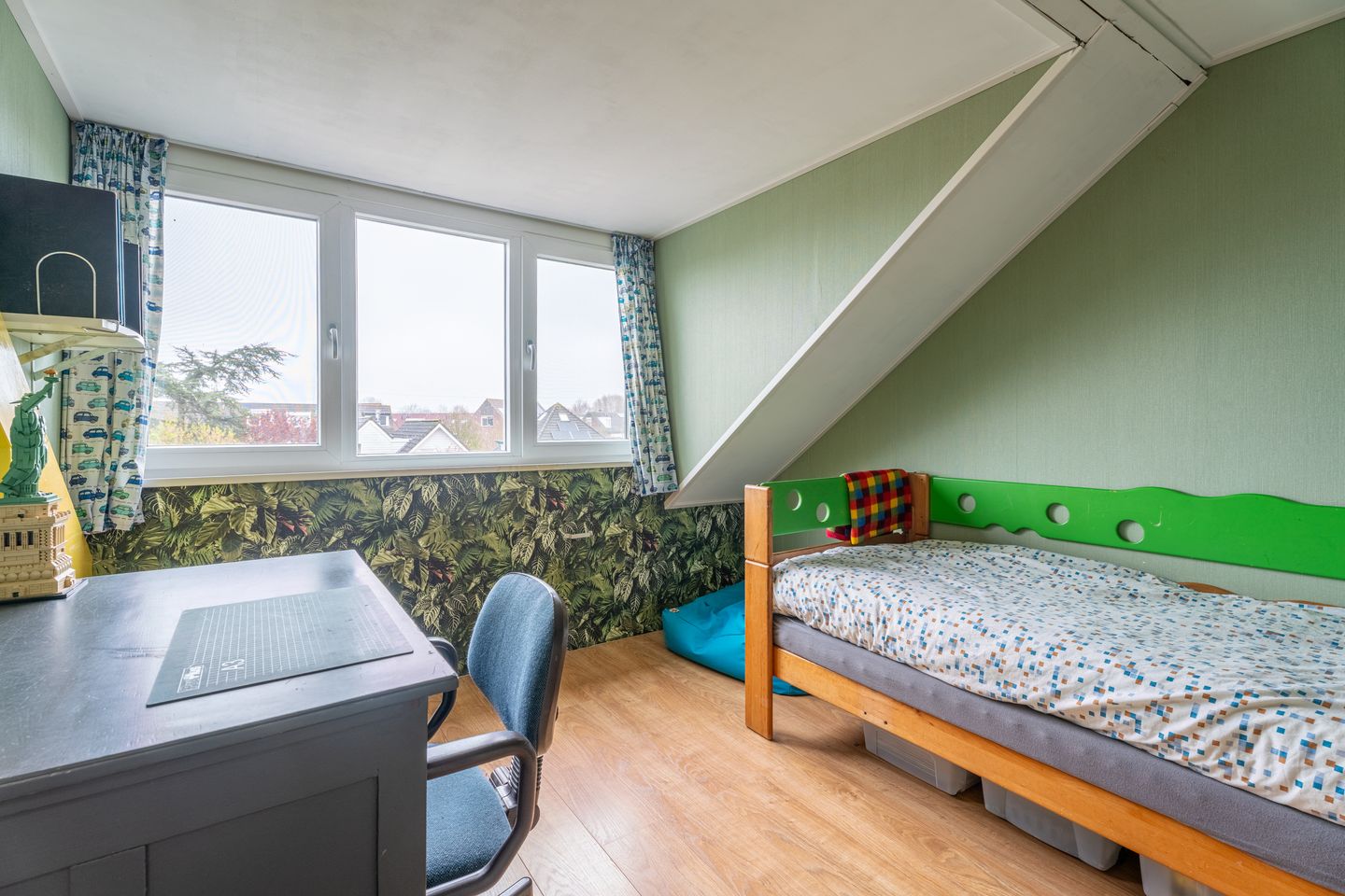 Spacious Family Home with Five Bedrooms in Child-Friendly Oegstgeest Neighborhood — 25