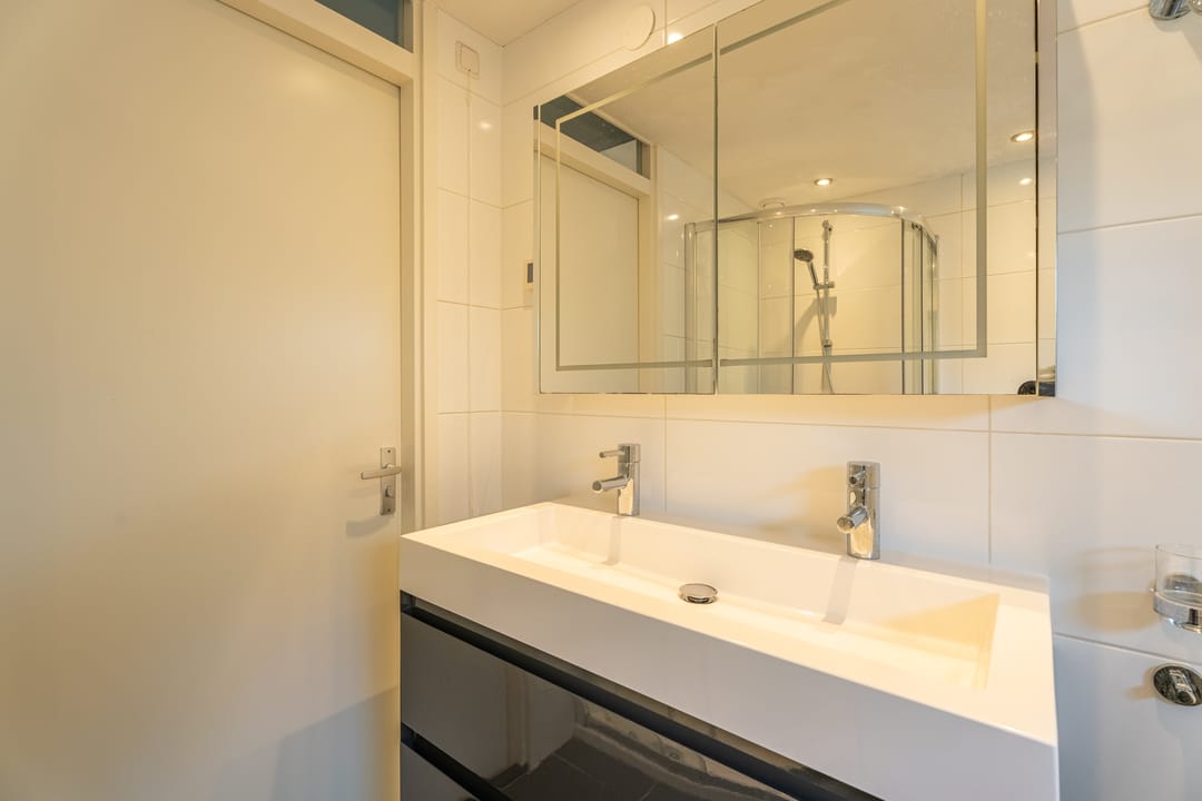 Spacious Family Home with Five Bedrooms in Child-Friendly Oegstgeest Neighborhood — 22