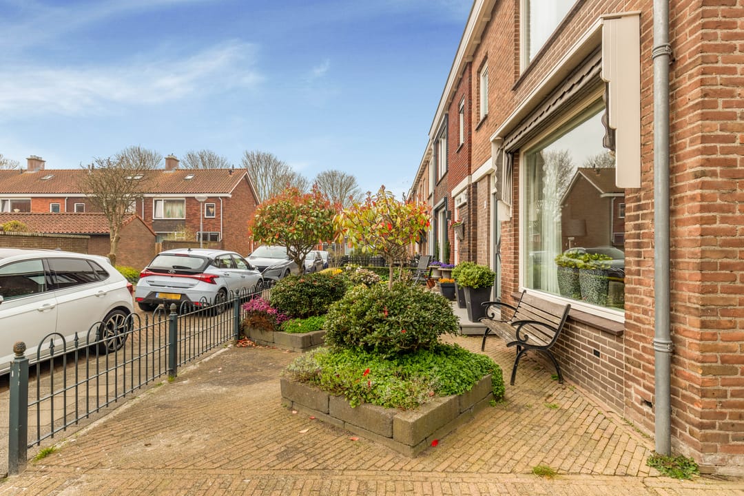 Well-maintained corner house with garage near the center of Heemskerk — 38