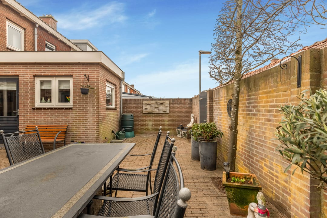 Well-maintained corner house with garage near the center of Heemskerk — 34
