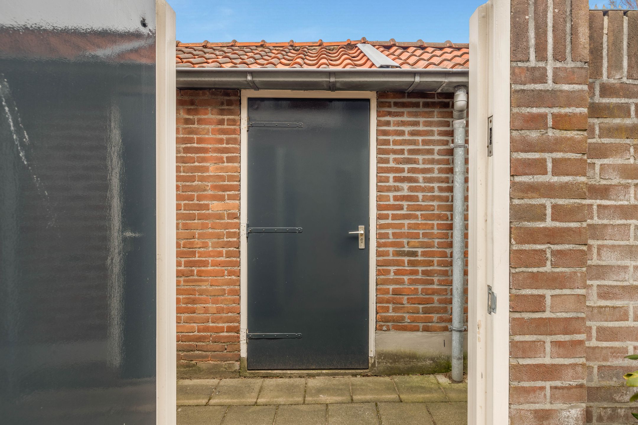Well-maintained corner house with garage near the center of Heemskerk — 35
