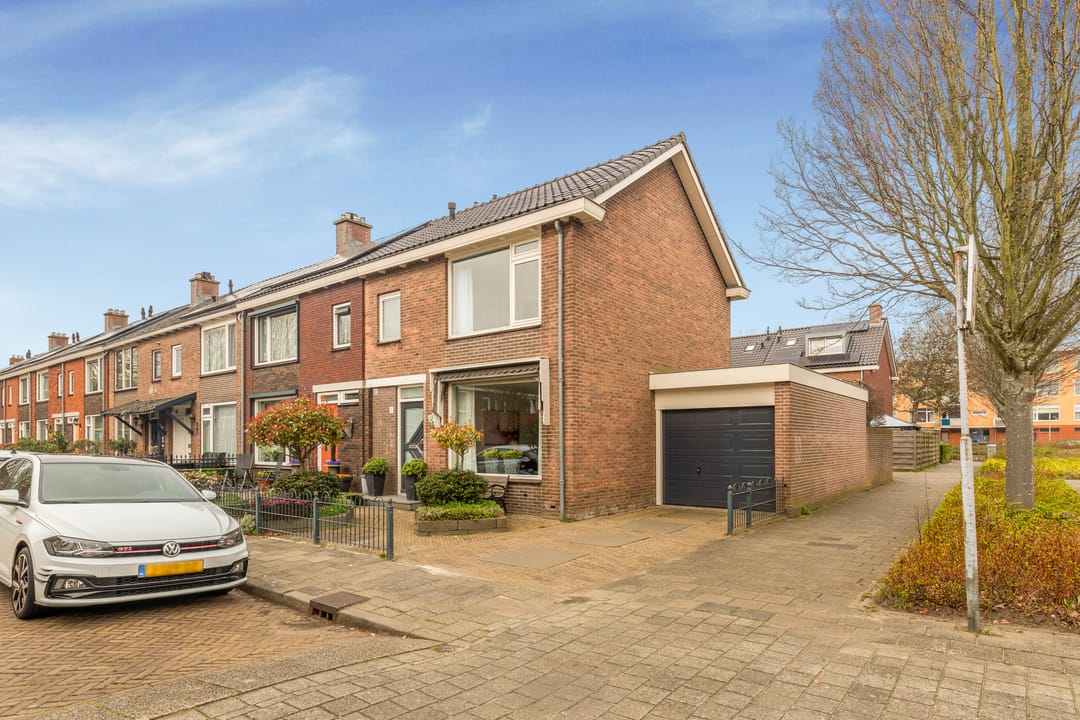 Well-maintained corner house with garage near the center of Heemskerk — 36